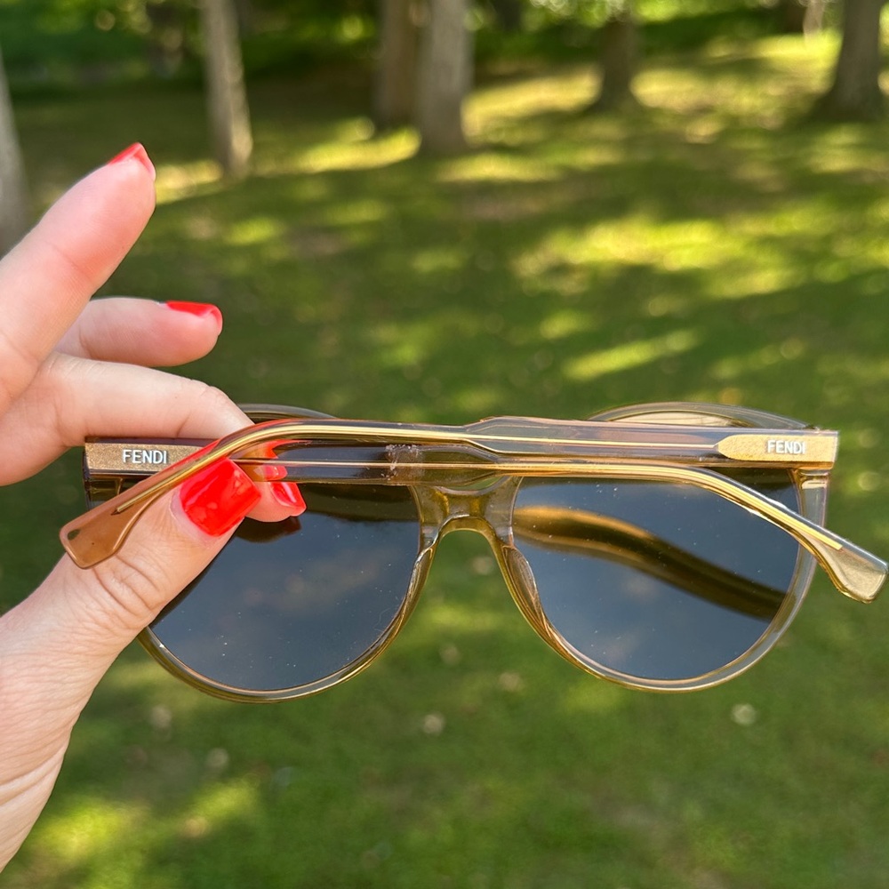 Fendi FE40029U Sunglasses - Picture 8 of 16